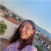 Maestra supplente primaria impartisce aiuto compiti estivi a bambini di elementari e medie